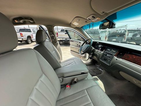 Used 2006 Lincoln Town Car Signature RWD image 50