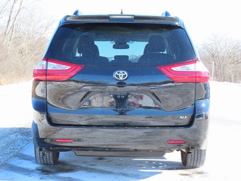 Used 2019 Toyota Sienna XLE image 8