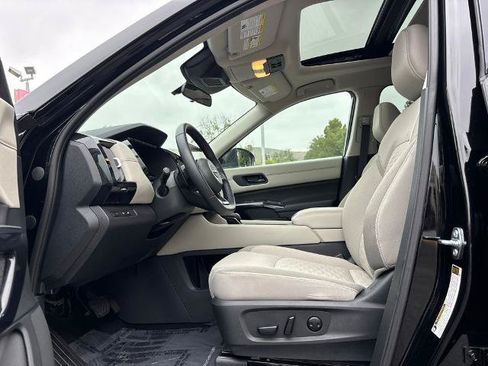 Certified 2024 Nissan Pathfinder SV w/ SV Premium Package FWD image 12