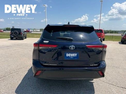 Used 2022 Toyota Highlander XLE AWD/4WD image 7