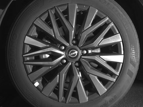 Used 2025 Nissan Altima 2.5 SV FWD image 12