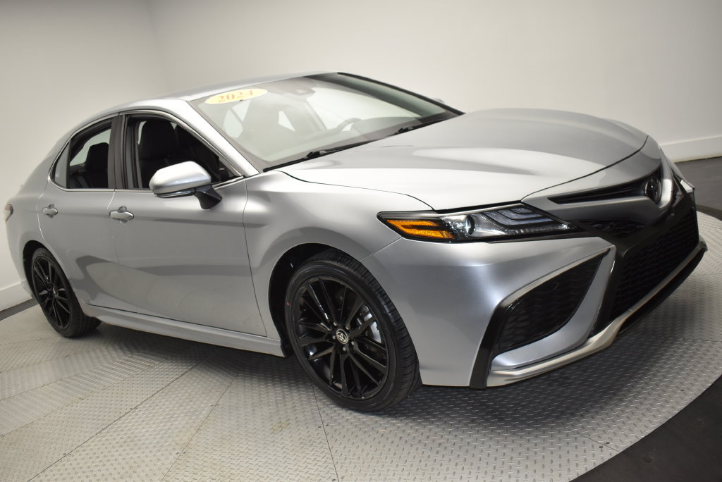 Used 2024 Toyota Camry XSE FWD image 3