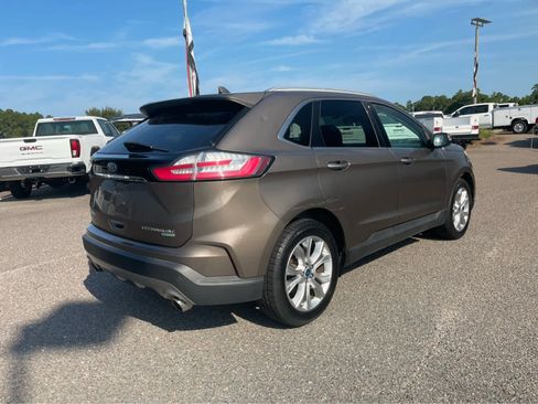 Used 2019 Ford Edge Titanium FWD image 5