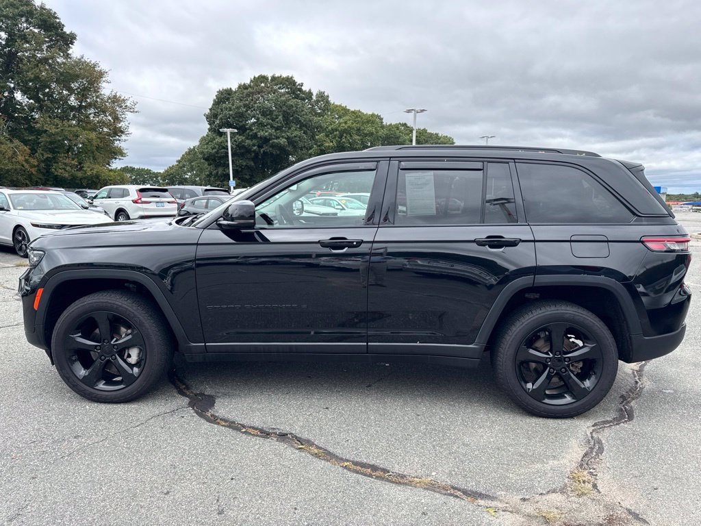 Used 2023 Jeep Grand Cherokee Limited w/ Black Appearance Package AWD/4WD image 2
