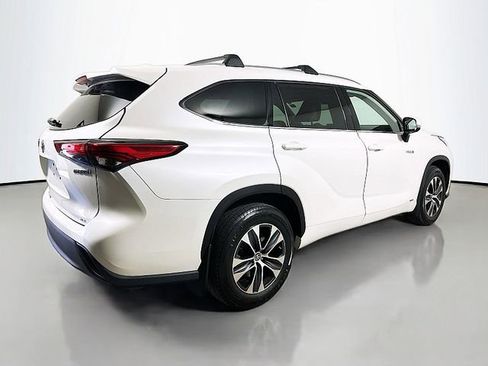 Used 2021 Toyota Highlander XLE AWD/4WD image 7