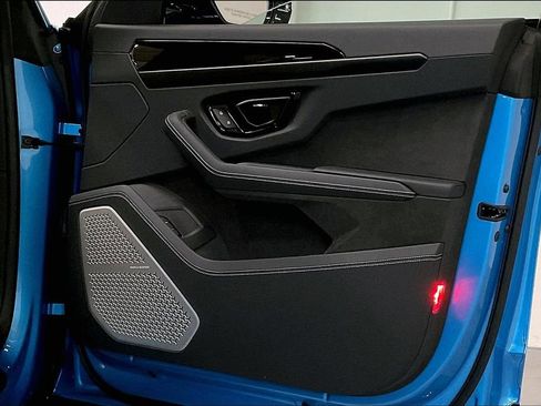 Used 2025 Lamborghini Urus SE image 33