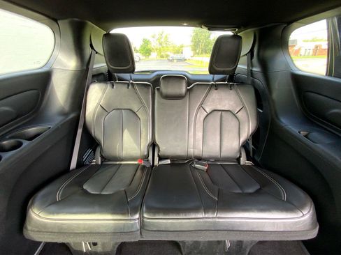 Used 2025 Chrysler Pacifica Select FWD image 36