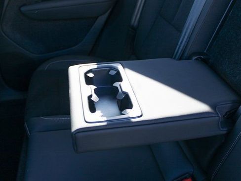 Used 2025 Volvo XC40 B5 Plus image 34