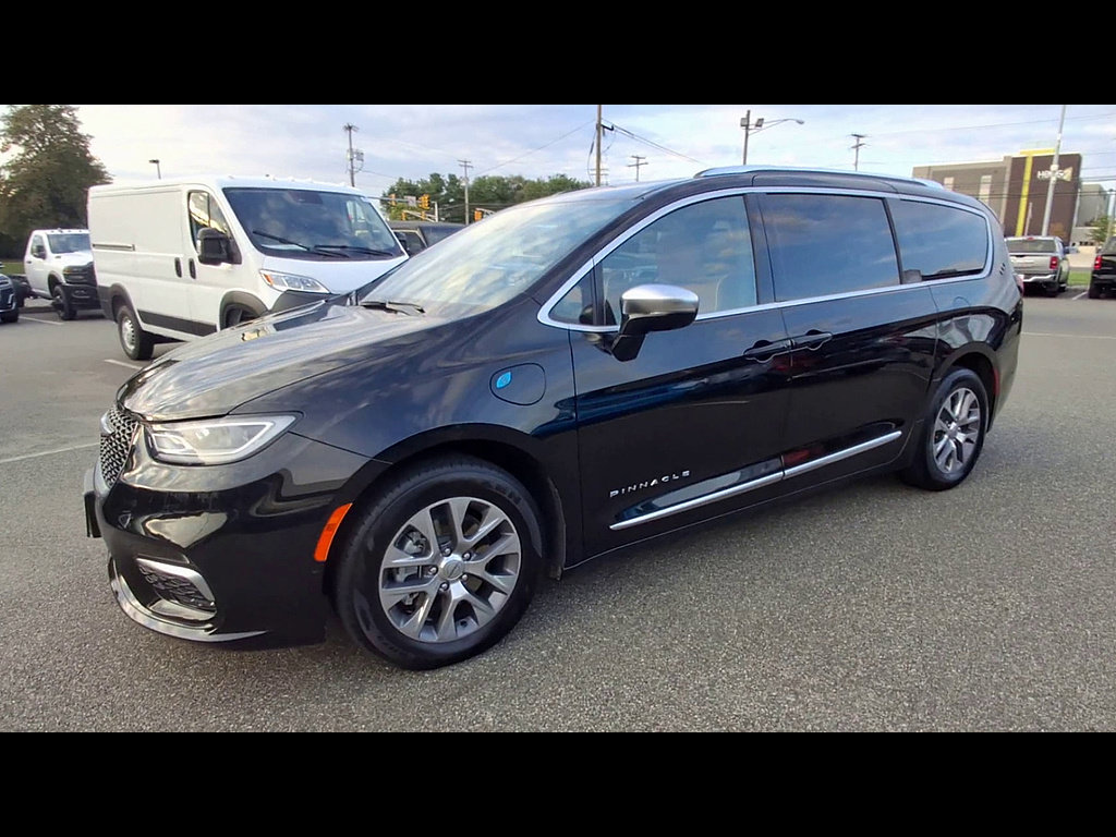 Used 2025 Chrysler Pacifica Pinnacle FWD image 4