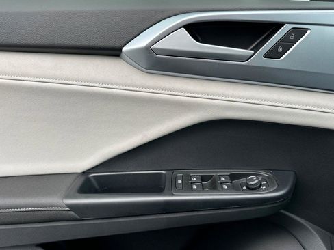 New 2026 Volkswagen Taos SE image 10