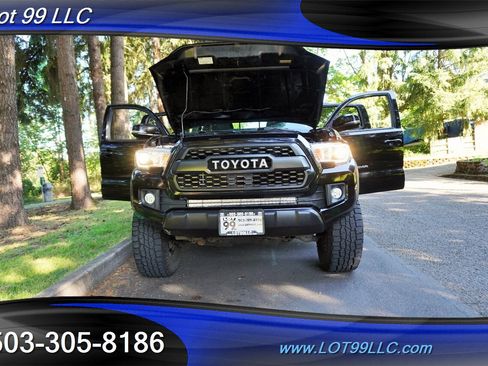 Used 2017 Toyota Tacoma TRD Off-Road w/ Premium & Technology Package AWD/4WD image 28
