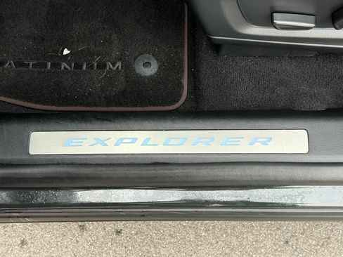 Used 2023 Ford Explorer Platinum w/ Technology Package image 19