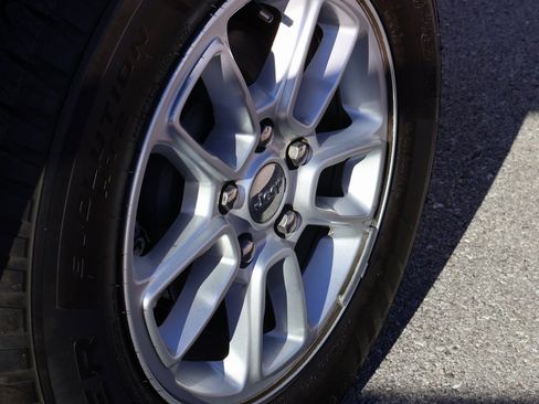 Used 2019 Jeep Grand Cherokee Laredo image 37