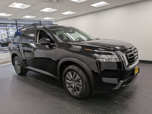 Used 2024 Nissan Pathfinder SV image 3