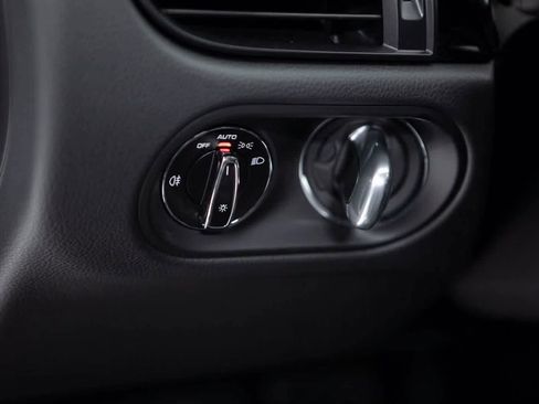 Certified 2025 Porsche Macan image 21