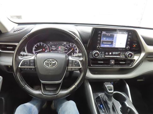 Used 2022 Toyota Highlander XLE AWD/4WD image 18