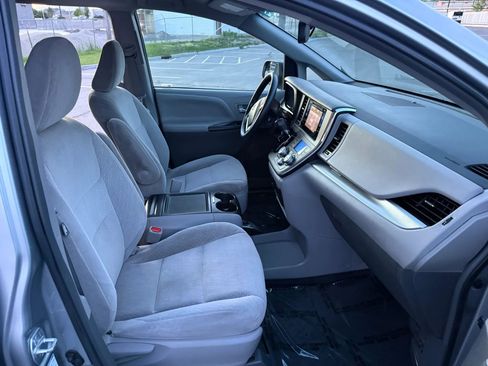 Used 2017 Toyota Sienna LE AWD/4WD image 13
