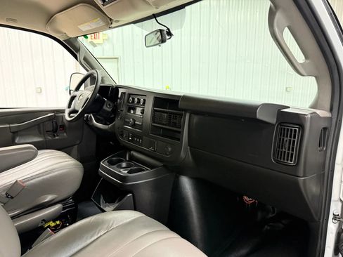 Used 2018 Chevrolet Express 2500 LS w/ Driver Convenience Package RWD image 14