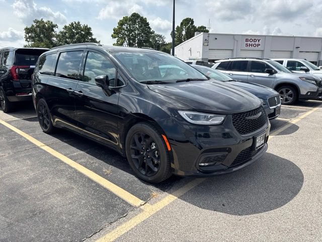 Used 2025 Chrysler Pacifica Limited FWD image 8