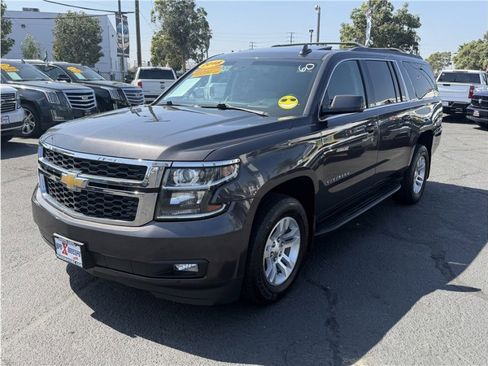 Used 2018 Chevrolet Suburban LT w/ Luxury Package image 3