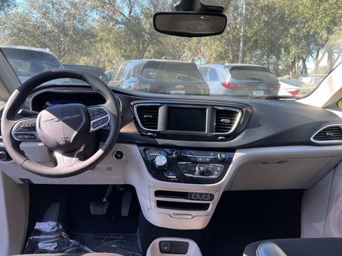 Used 2024 Chrysler Voyager LX image 37