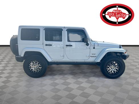 Used 2017 Jeep Wrangler Unlimited Sahara w/ Max Tow Package AWD/4WD image 8