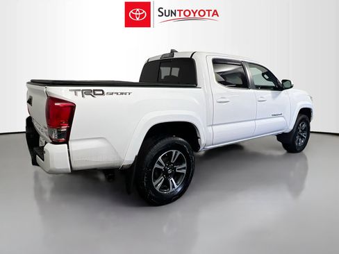 Used 2017 Toyota Tacoma TRD Sport image 4