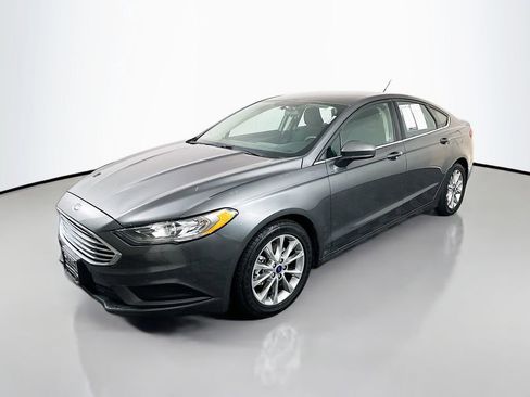 Used 2017 Ford Fusion SE image 3