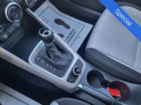 Used 2025 Hyundai Venue SEL image 19