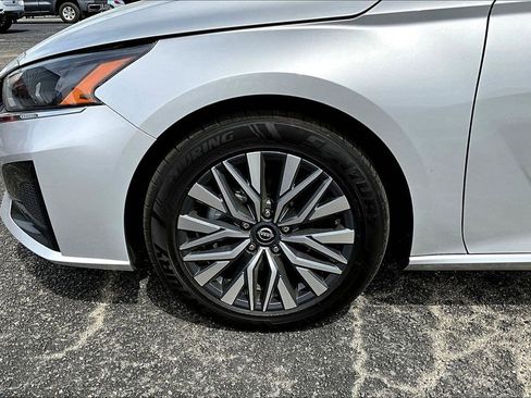 Used 2025 Nissan Altima 2.5 SV image 9