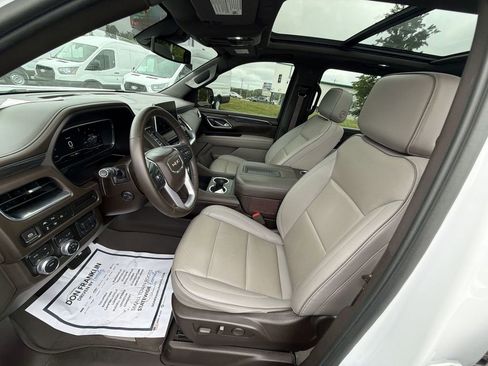 Used 2023 GMC Yukon XL SLT w/ SLT Premium Package AWD/4WD image 11
