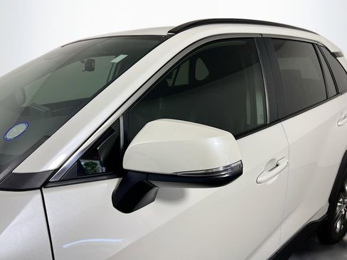 Used 2021 Toyota RAV4 XLE Premium image 12