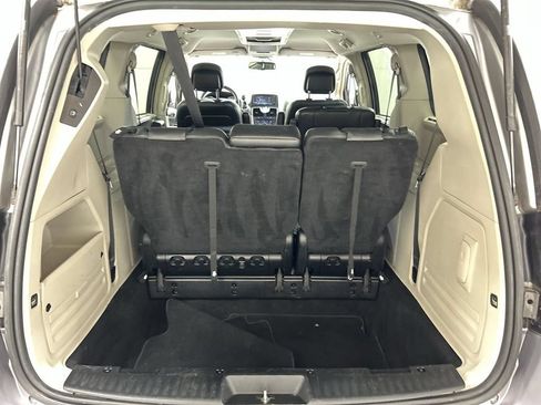 Used 2014 Chrysler Town & Country Touring FWD image 22