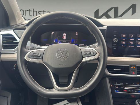 Used 2025 Volkswagen Taos SE FWD image 15