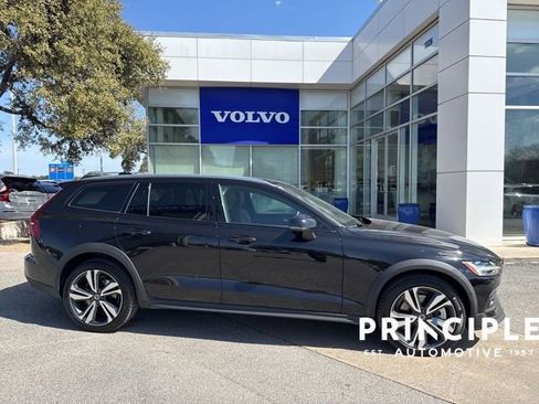Certified 2025 Volvo V60 B5 Cross Country Plus image 9