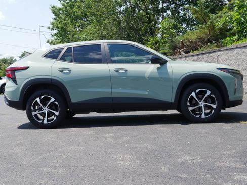 Used 2024 Chevrolet Trax RS w/ Driver Confidence Package FWD image 8