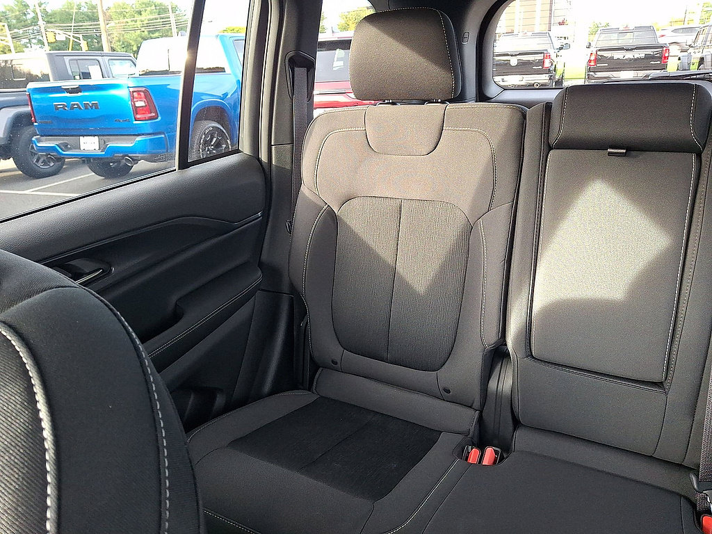 Used 2024 Jeep Grand Cherokee Laredo AWD/4WD image 12