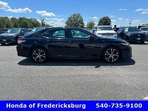 Used 2019 Toyota Camry SE FWD image 6