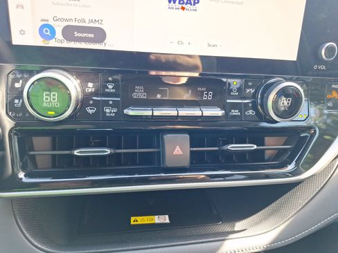 Used 2023 Toyota Highlander Platinum FWD image 26