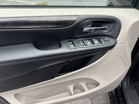 Used 2019 Dodge Grand Caravan SE w/ UConnect Hands-Free Group FWD image 11