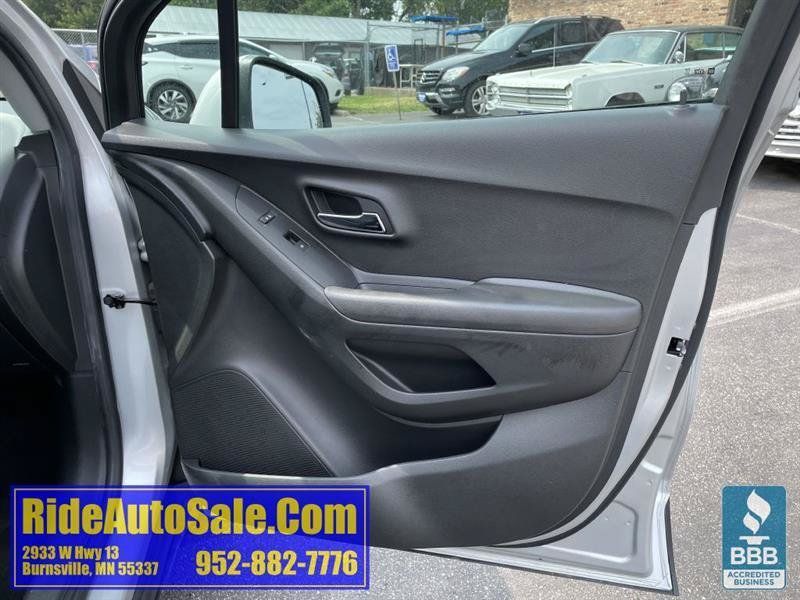 Used 2020 Chevrolet Trax LT w/ LT Convenience Package FWD image 13