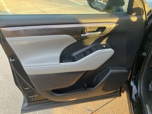 Used 2023 Toyota Highlander Limited image 9