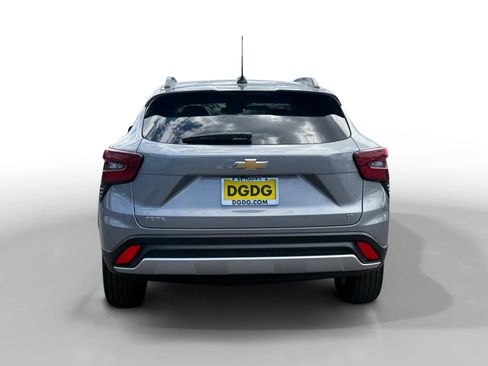 Used 2025 Chevrolet Trax LT FWD image 4