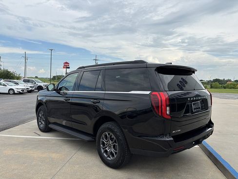 Used 2025 Ford Expedition Active AWD/4WD image 3