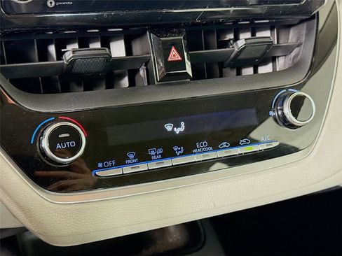 Used 2021 Toyota Corolla LE image 16