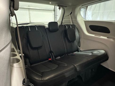 Used 2023 Chrysler Pacifica Touring-L image 59