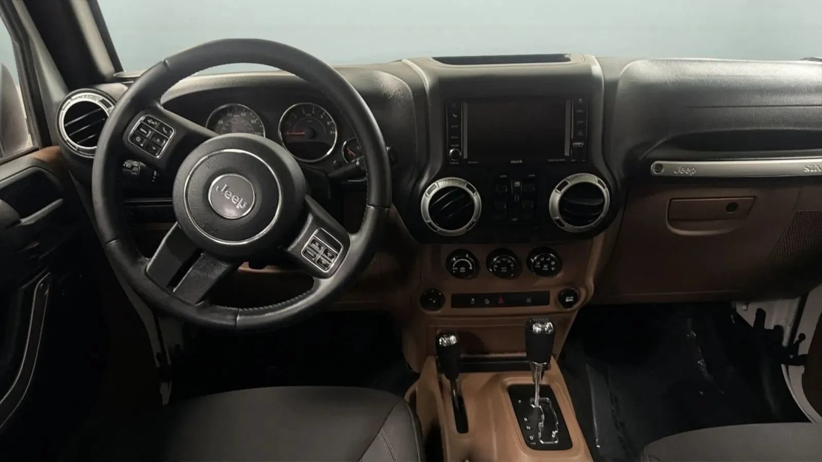 Used 2015 Jeep Wrangler Unlimited Rubicon w/ Connectivity Group AWD/4WD image 10