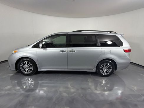 Used 2019 Toyota Sienna XLE w/ XLE Navigation Package FWD image 8