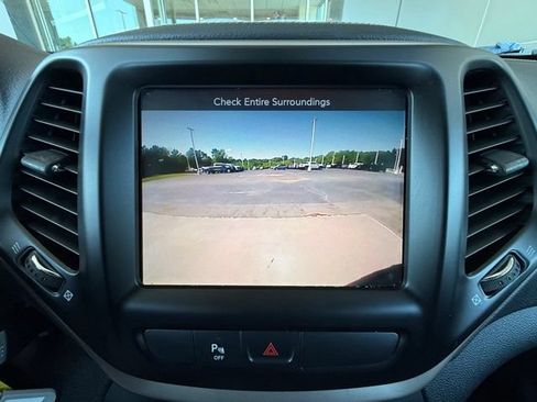 Used 2017 Jeep Cherokee Latitude w/ Safety/Convenience Group FWD image 30