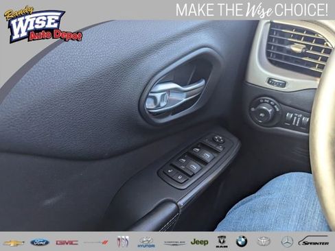 Used 2016 Jeep Cherokee Latitude w/ Cold Weather Group image 9